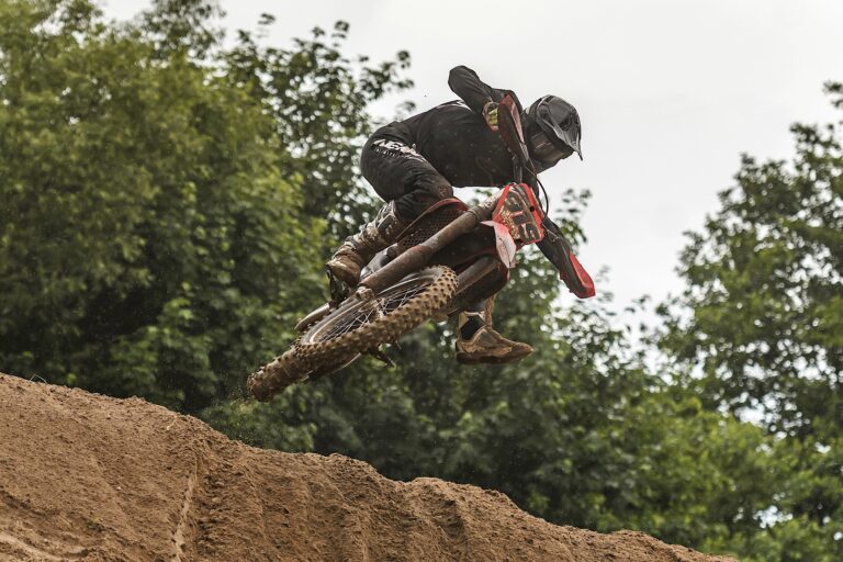 Skok motocyklem crossowym podczas zawodów