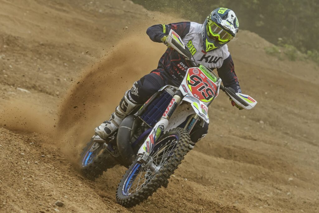 Motocykl crossowy podczas zawodów motocrossowych