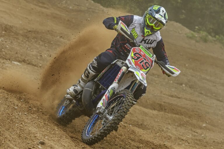Motocykl crossowy podczas zawodów motocrossowych