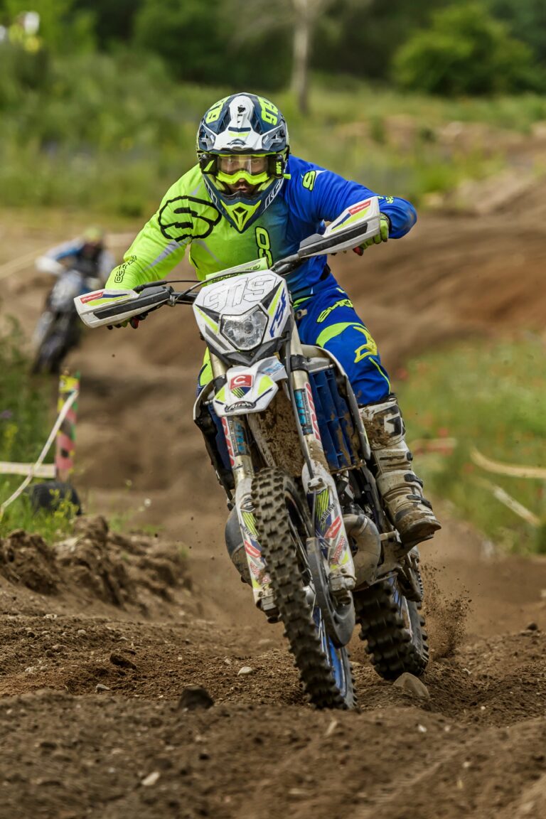 Zawodnik motocrossowy Wesoły 919 na trasie